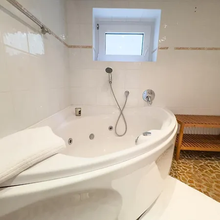 Apartment Souterrain Mit Eigenem Eingang Und Terasse *
