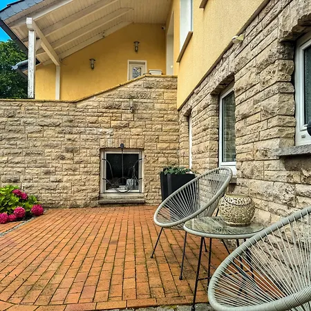 Souterrain Mit Eigenem Eingang Und Terasse *