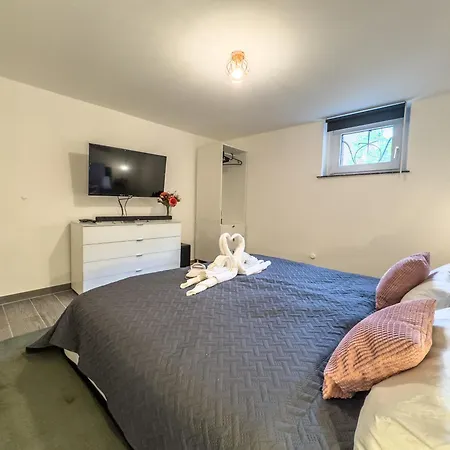 Souterrain Mit Eigenem Eingang Und Terasse *