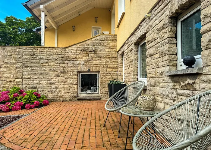 Souterrain Mit Eigenem Eingang Und Terasse *