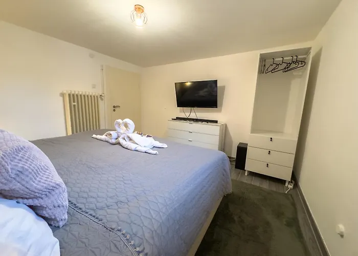 Souterrain Mit Eigenem Eingang Und Terasse *